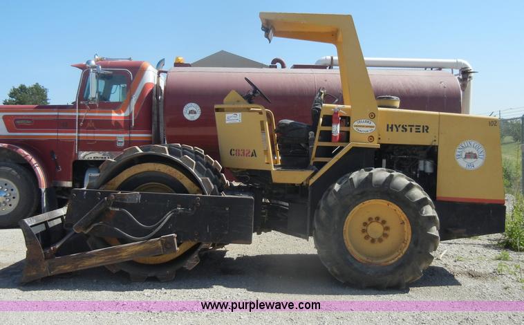 image for item D4098 1988 Hyster C832A pad foot roller