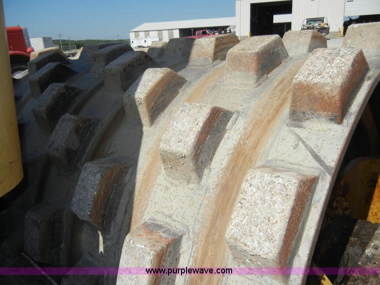 image for item D4098 1988 Hyster C832A pad foot roller