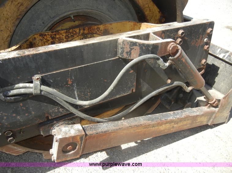 image for item D4098 1988 Hyster C832A pad foot roller