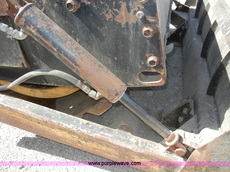 image for item D4098 1988 Hyster C832A pad foot roller