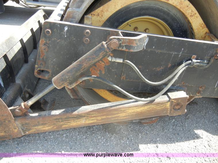 image for item D4098 1988 Hyster C832A pad foot roller