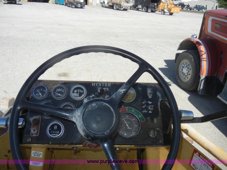 image for item D4098 1988 Hyster C832A pad foot roller