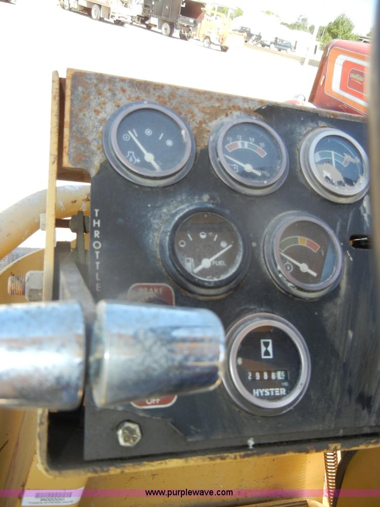 image for item D4098 1988 Hyster C832A pad foot roller