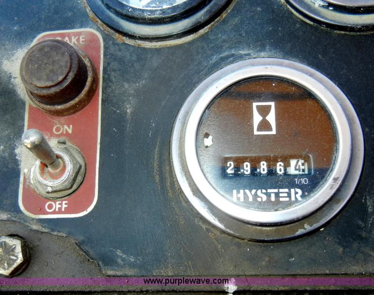 image for item D4098 1988 Hyster C832A pad foot roller