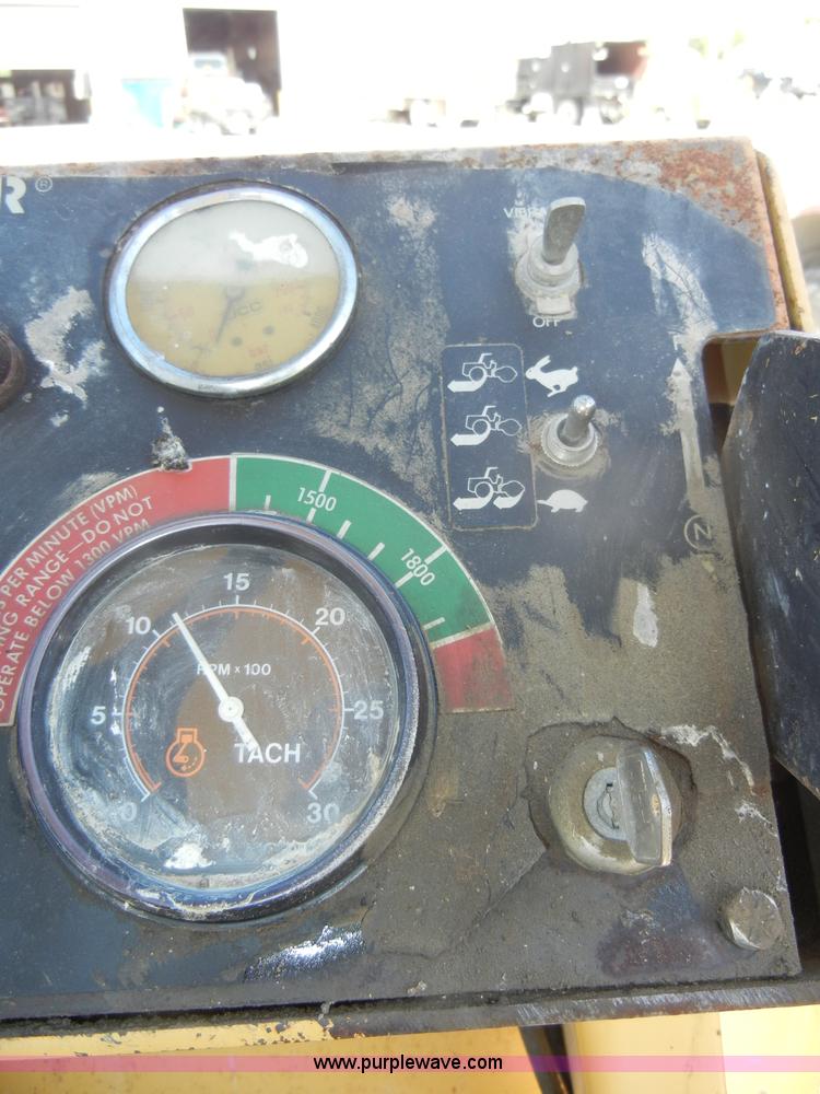 image for item D4098 1988 Hyster C832A pad foot roller