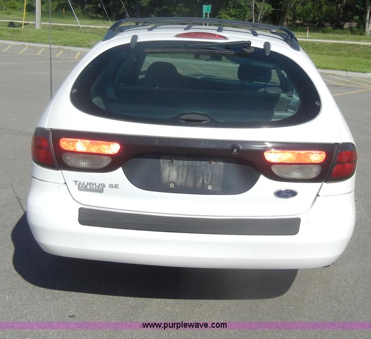 image for item D4108 2002 Ford Taurus SE