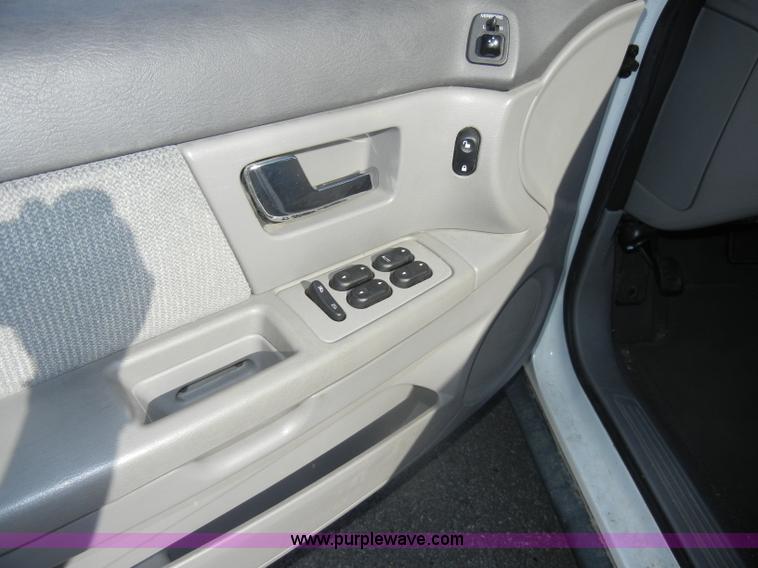 image for item D4108 2002 Ford Taurus SE