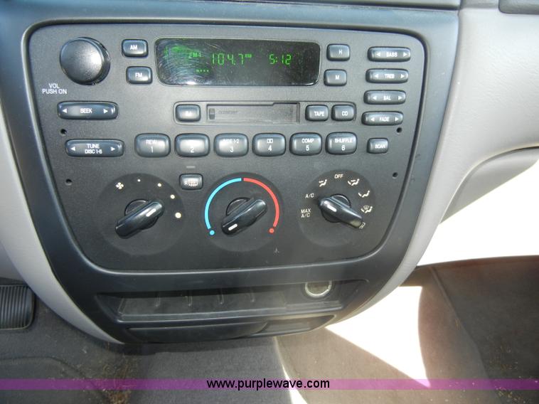 image for item D4108 2002 Ford Taurus SE