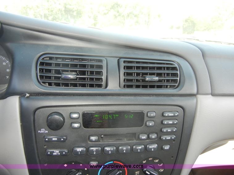 image for item D4108 2002 Ford Taurus SE