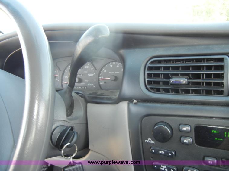 image for item D4108 2002 Ford Taurus SE