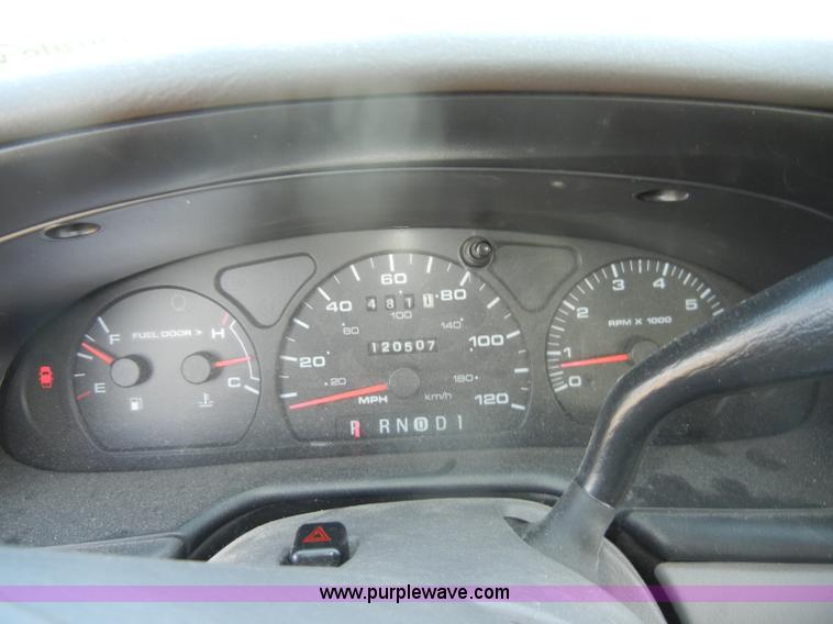 image for item D4108 2002 Ford Taurus SE