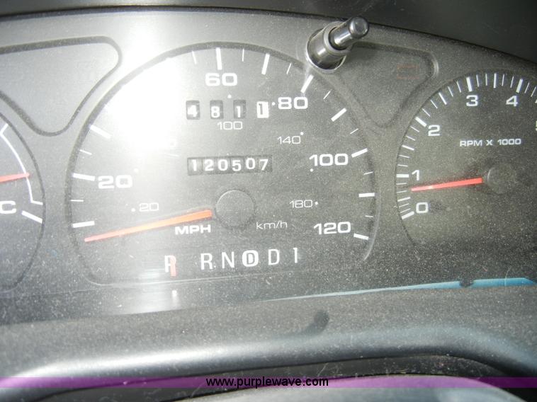 image for item D4108 2002 Ford Taurus SE