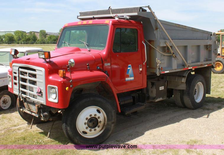 image for item D5028 1986 International 1754 dump truck