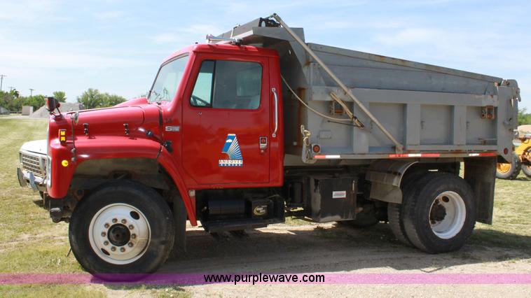 image for item D5028 1986 International 1754 dump truck