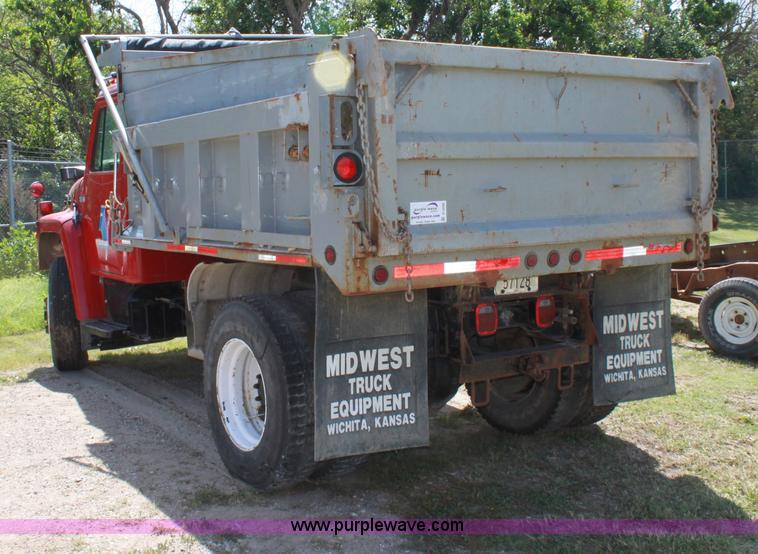 image for item D5028 1986 International 1754 dump truck