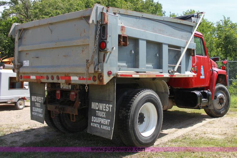 image for item D5028 1986 International 1754 dump truck