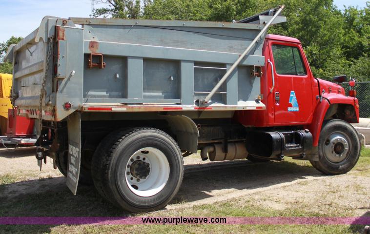 image for item D5028 1986 International 1754 dump truck