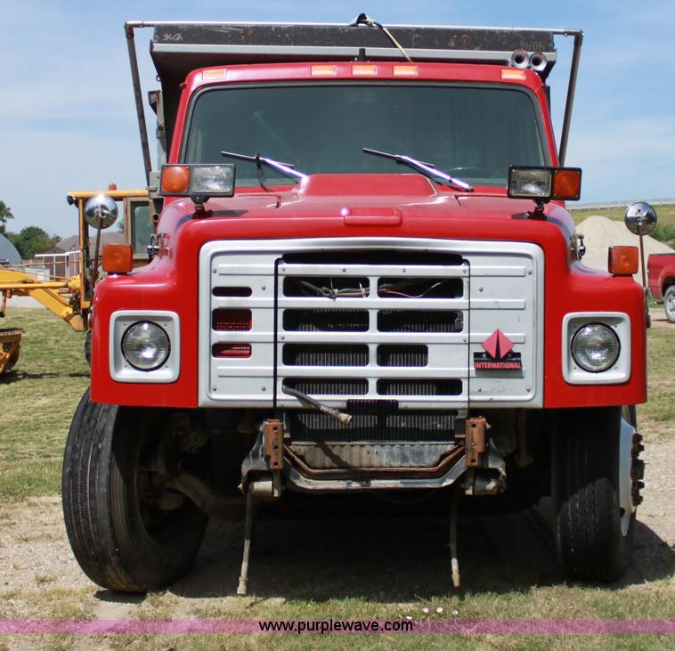 image for item D5028 1986 International 1754 dump truck