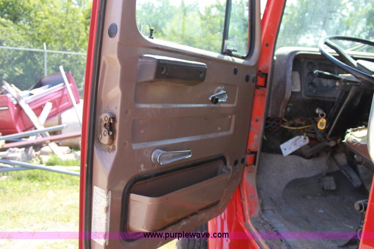 image for item D5028 1986 International 1754 dump truck