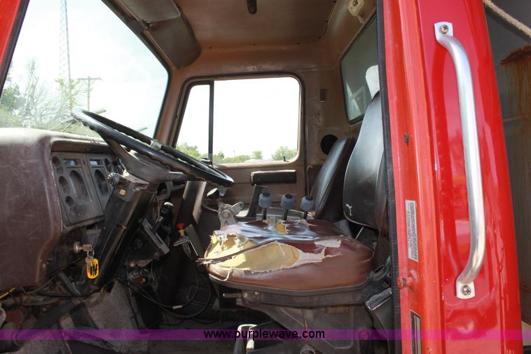 image for item D5028 1986 International 1754 dump truck