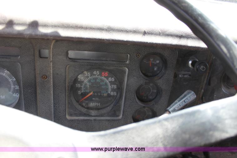 image for item D5028 1986 International 1754 dump truck