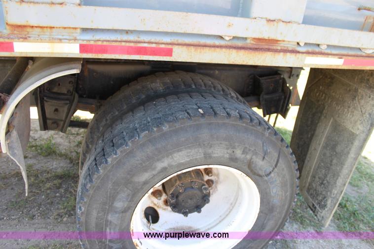 image for item D5028 1986 International 1754 dump truck