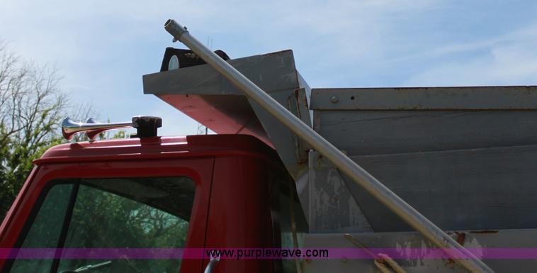image for item D5028 1986 International 1754 dump truck