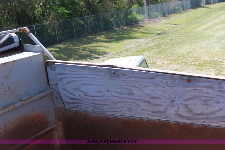 image for item D5028 1986 International 1754 dump truck