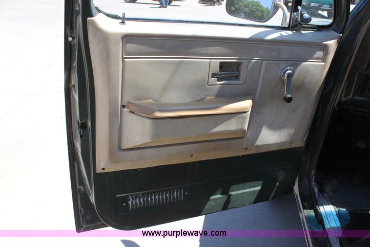 image for item D5036 1983 Chevrolet Suburban K20 Custom Deluxe SUV