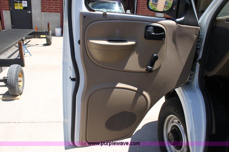 image for item D5037 2000 Dodge Ram 3500 van