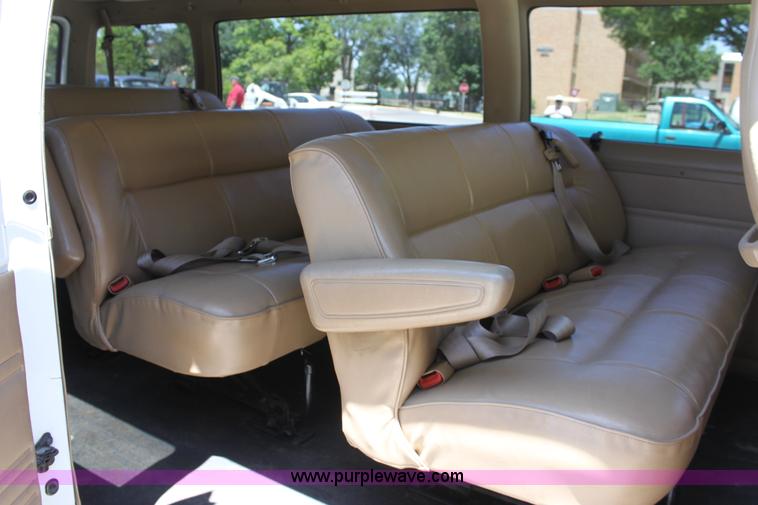 image for item D5037 2000 Dodge Ram 3500 van