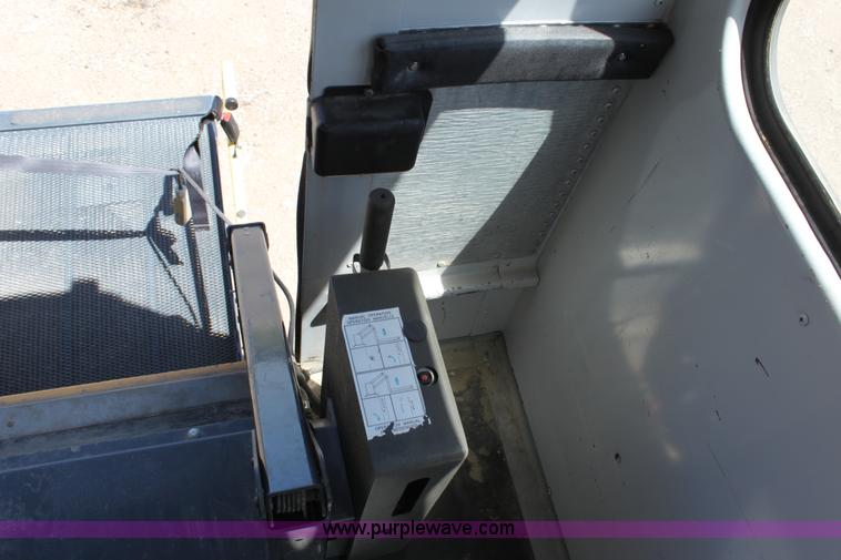 image for item D5048 1995 International 3800 Thomas Built school bus