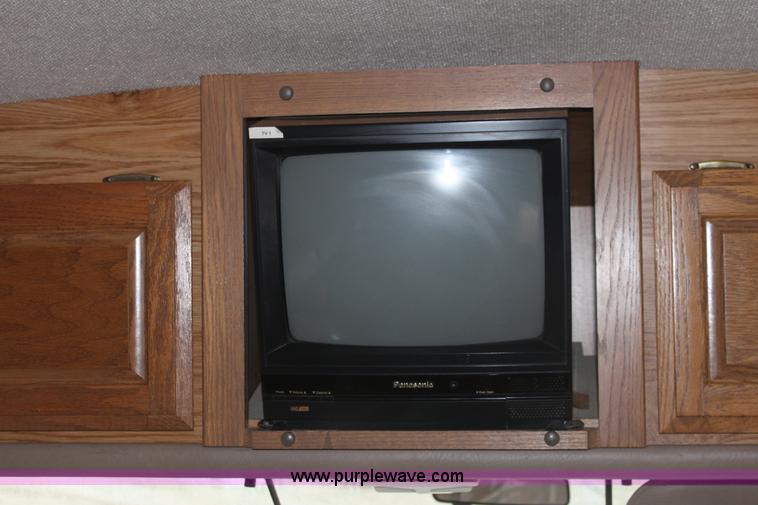 image for item D7535 1992 Fleetwood Bounder RV camper