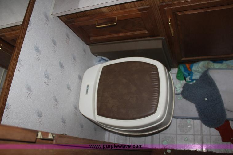 image for item D7535 1992 Fleetwood Bounder RV camper