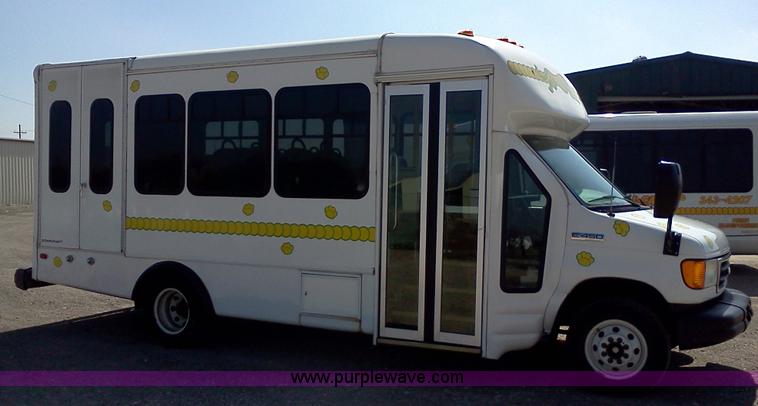 image for item D7802 2006 Ford E-450 Super Duty transit bus