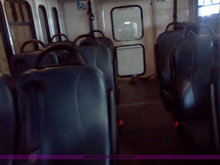 image for item D7802 2006 Ford E-450 Super Duty transit bus