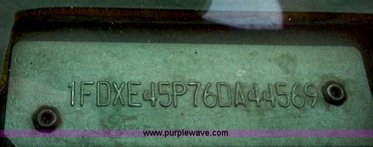 image for item D7802 2006 Ford E-450 Super Duty transit bus