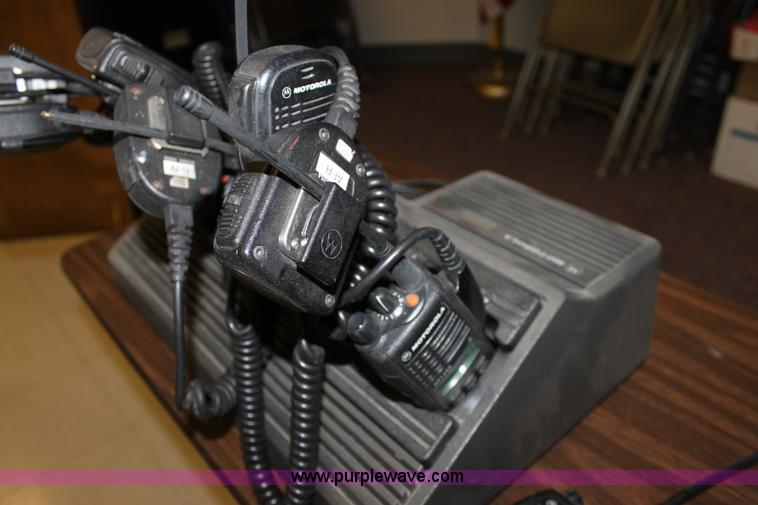 image for item L9725 (16) Motorola HT1250 2-way radios