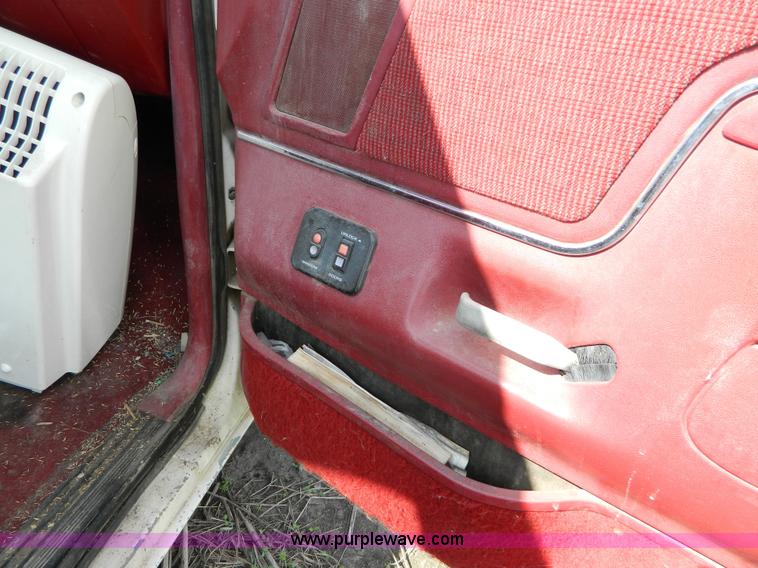 image for item T9771 1988 Ford F150 XLT Lariat pickup truck