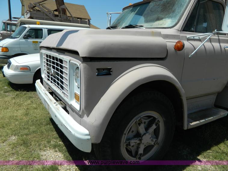 image for item T9854 1972 GMC utility service truck