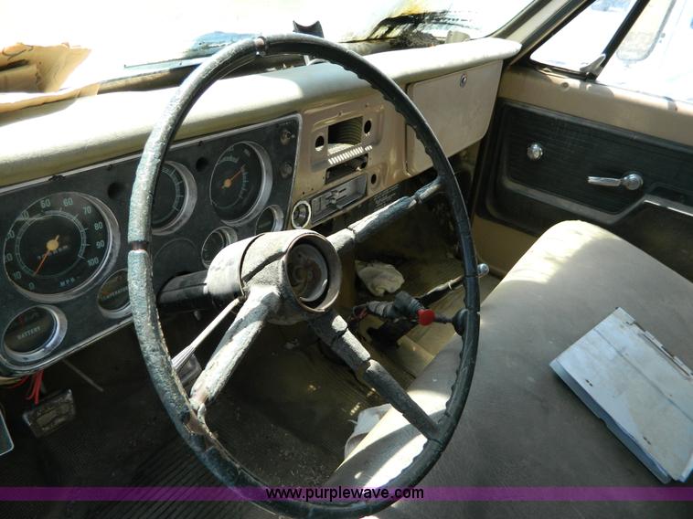 image for item T9854 1972 GMC utility service truck