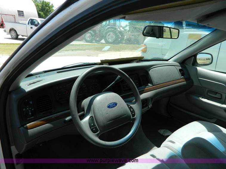 image for item T9855 2001 Ford Crown Victoria