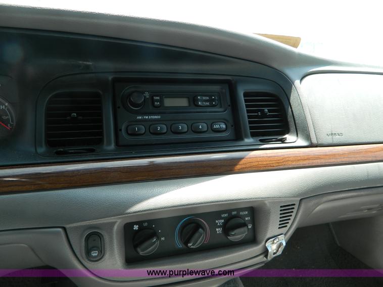 image for item T9855 2001 Ford Crown Victoria