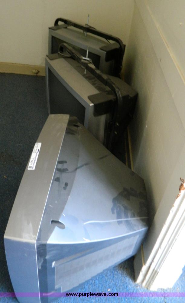 image for item T9871 (3) 27" televisions
