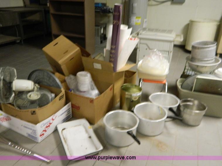 image for item T9879 Assortment of kitchen supplies