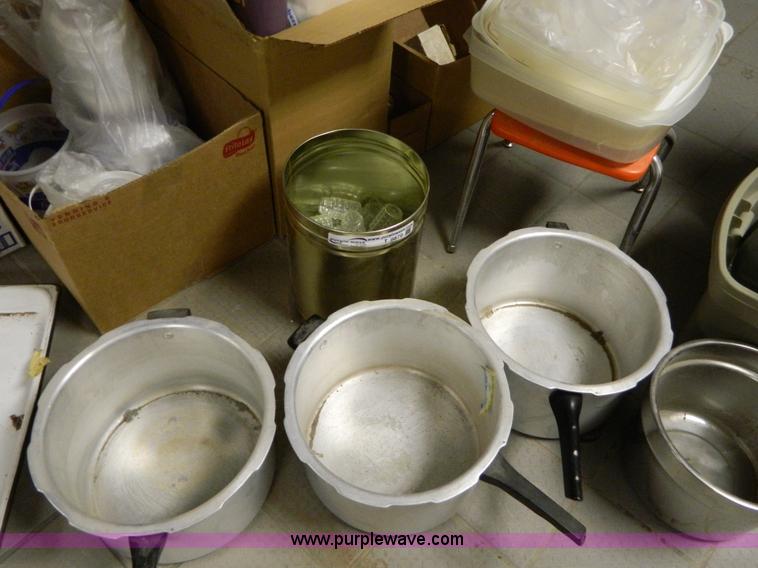 image for item T9879 Assortment of kitchen supplies