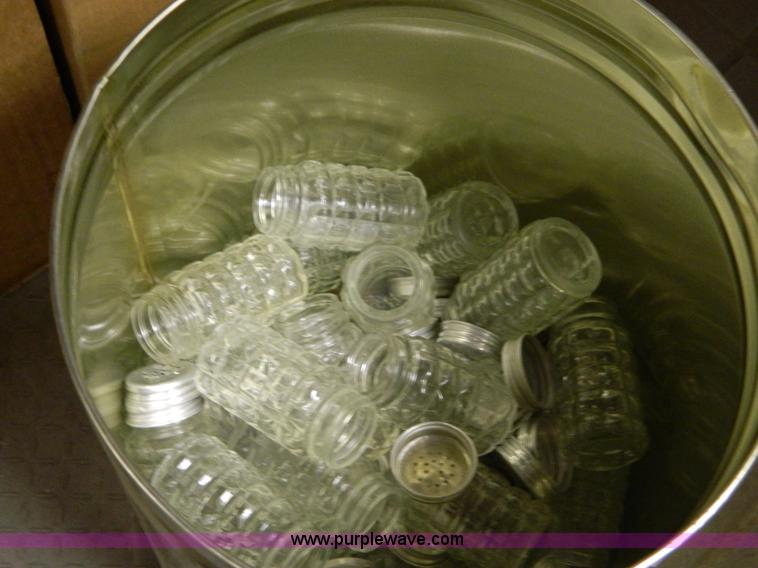 image for item T9879 Assortment of kitchen supplies