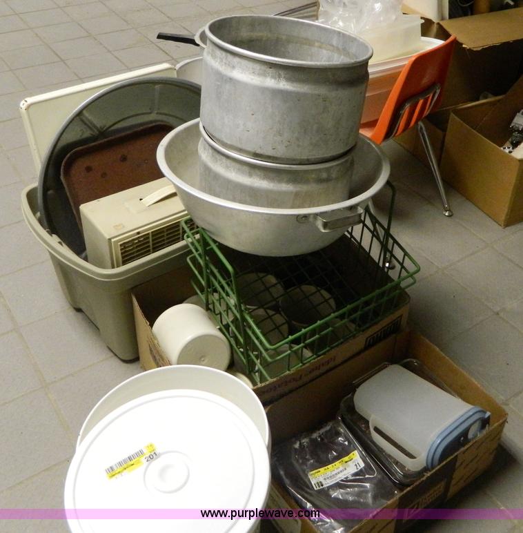 image for item T9879 Assortment of kitchen supplies