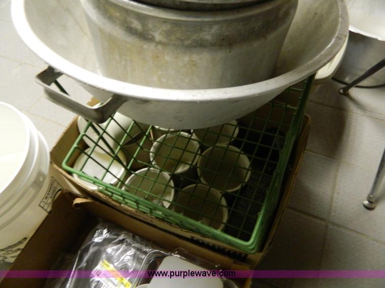 image for item T9879 Assortment of kitchen supplies