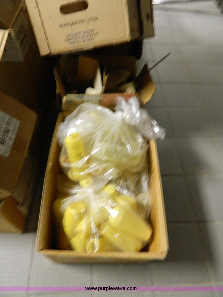 image for item T9879 Assortment of kitchen supplies